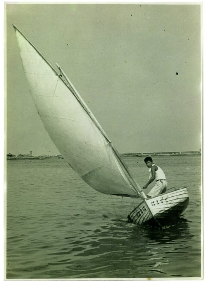 ヨットに乗っている創業者の伊藤秀男の白黒写真