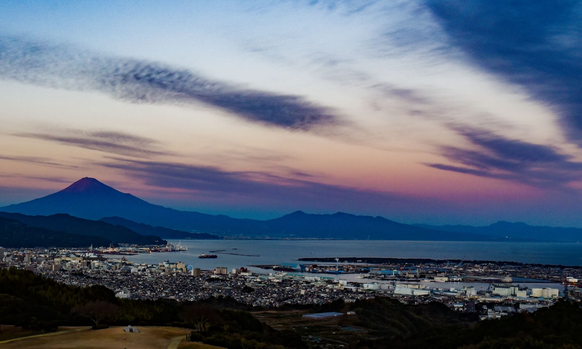夕焼けが見える富士山と清水港